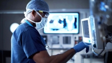 Surgeon in front of a monitor