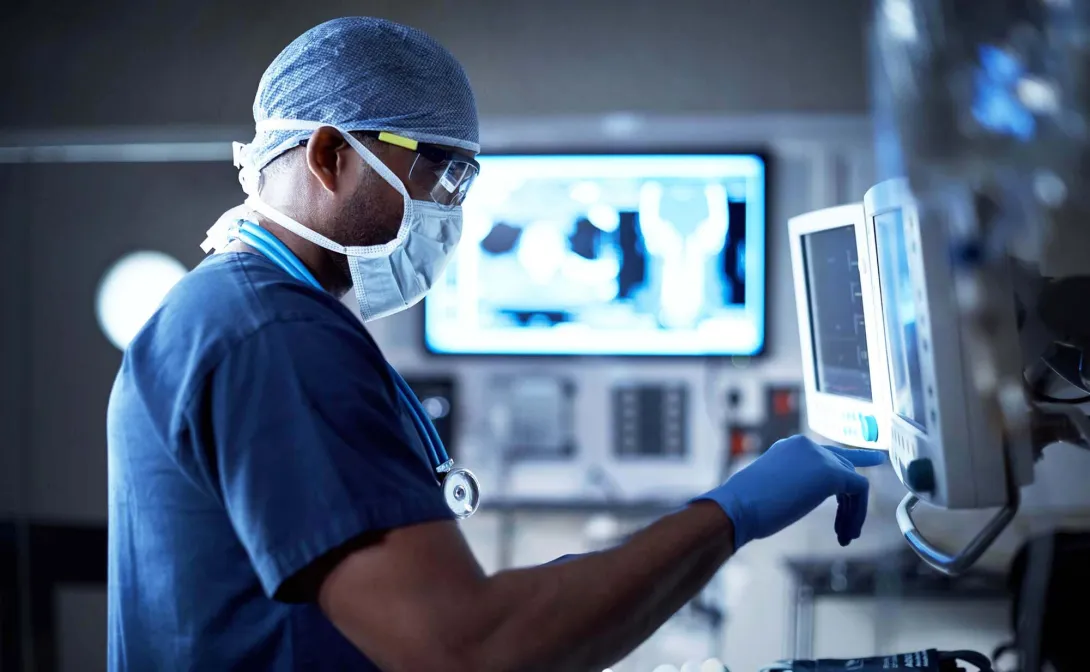 Surgeon in front of a monitor