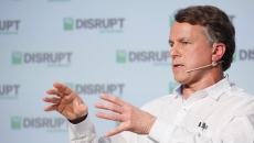 Glen Tullman speaks at a conference in 2018 ("775105076GB00208_TechCrunch" by TechCrunch is licensed under CC BY 2.0)