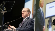 Trump dumps Shulkin, goes with personal doctor instead
