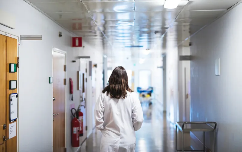 Medical professional in corridor. Photo: Johner Images/Getty Images