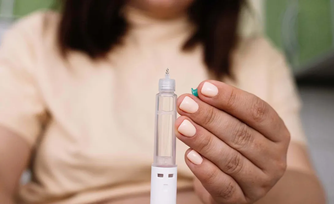 Person holds injection pen