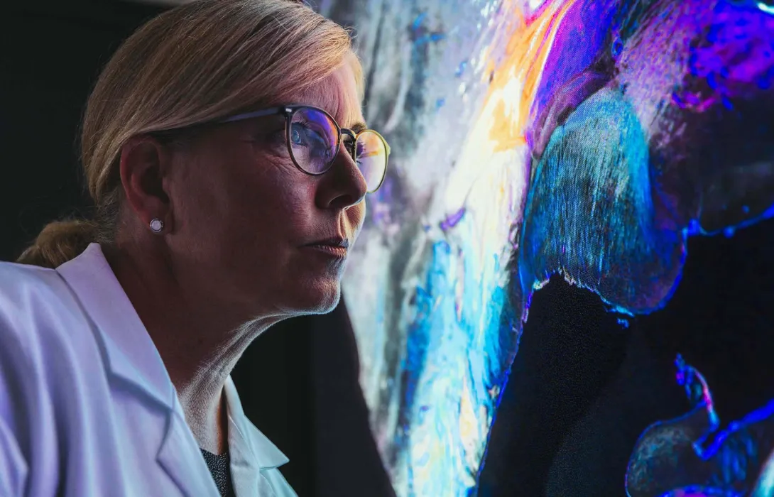 Person in lab coat before screen. Photo: Westend61/Getty Images