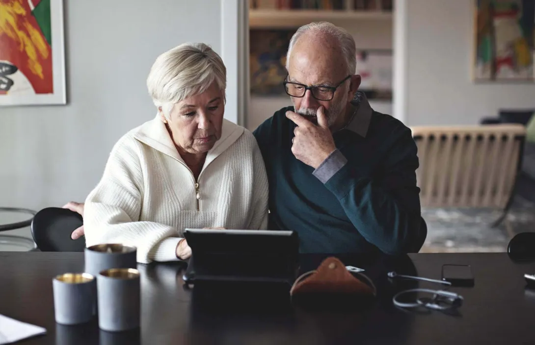 Two people examine info on a laptop. Photo: Maskot/Getty Images